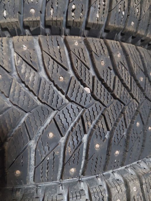 Продажа шиповные шины  почти новый или обмен на менше размер.
