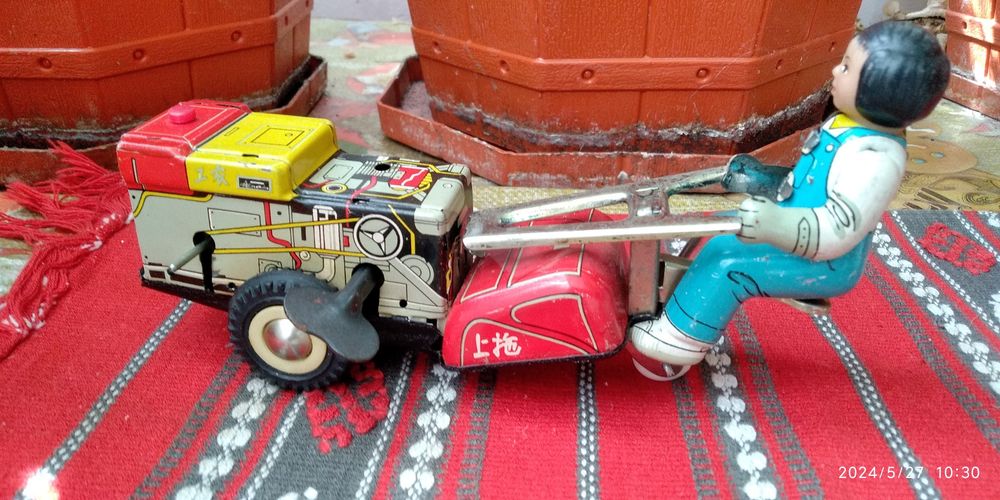 Jucarie chinezeasca din tabla ,perioada comunista Tractor MS 857