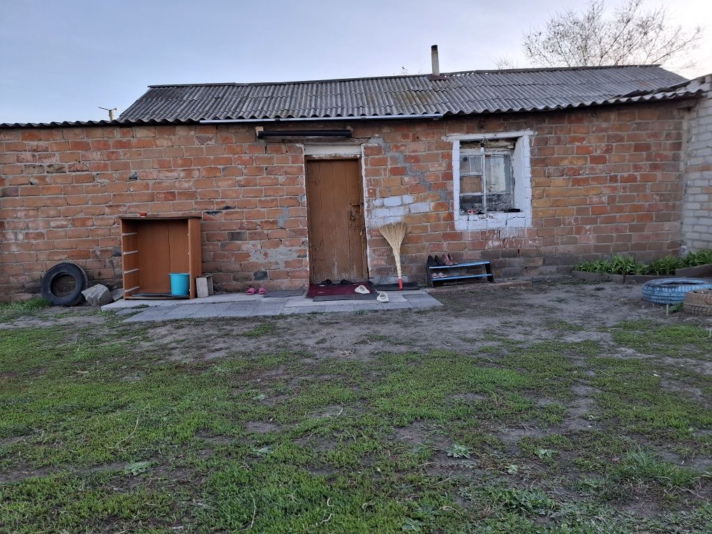Продам дом из 2 х комнат. Центральное отопление.