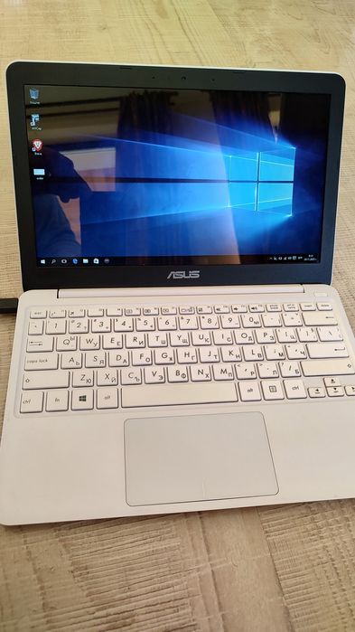 Лаптоп ASUS Vivobook E200H