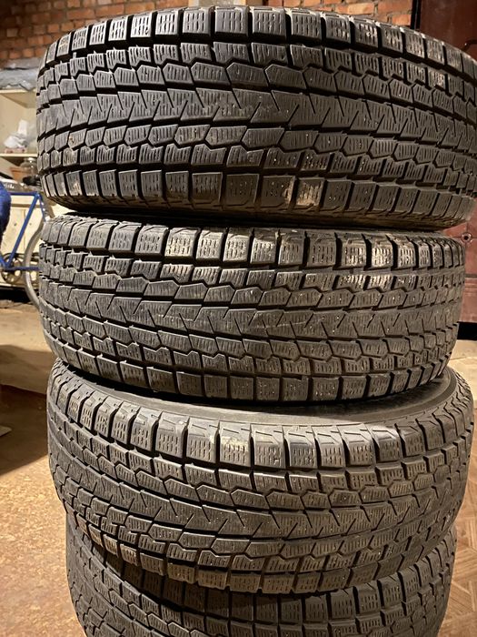 Продам зимние шины (липучка) привозные с Японий состояния идиальные