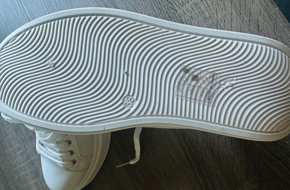 Маратонки с капси