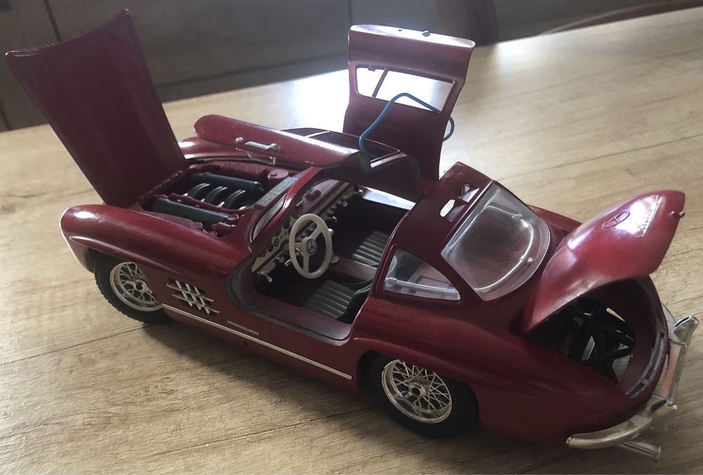 Vand macheta Mercedes 300 SL 1954 scara 1:18 Burago