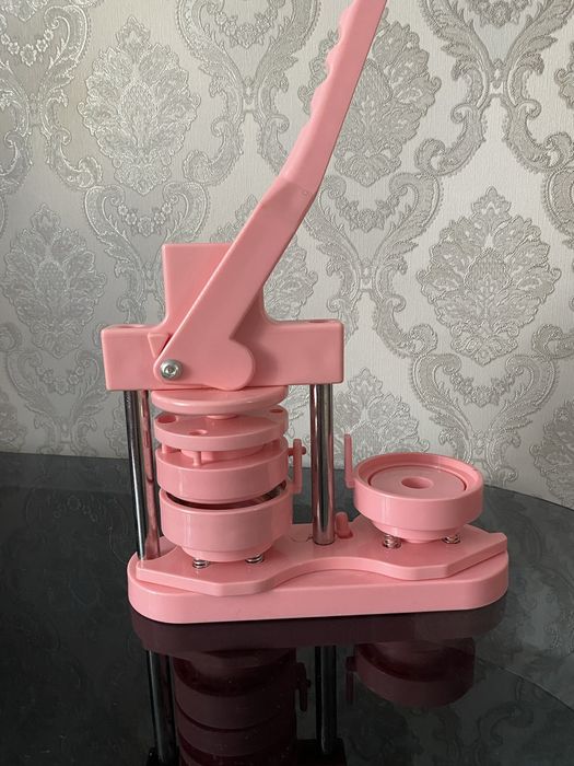 Аппарат для значков