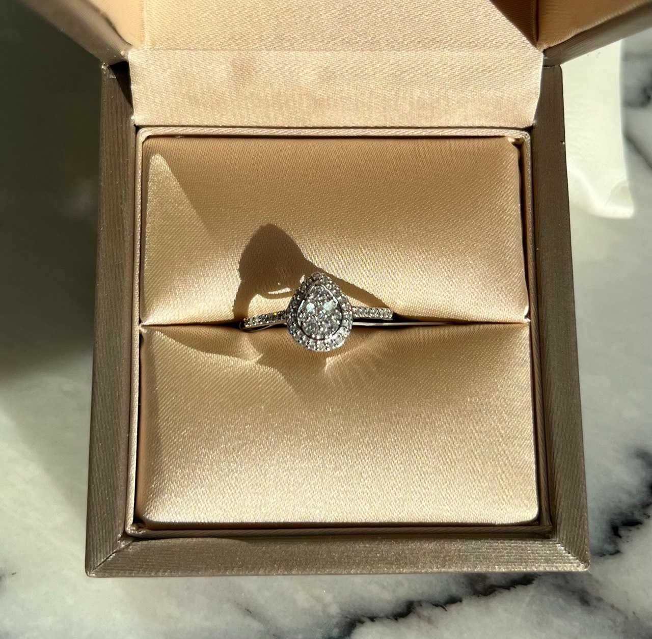 Золотое кольцо с бриллиантом. Кольцо с бриллиантами. Бриллиантовое кол