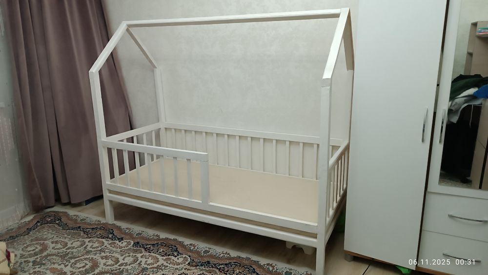 Кровать домик натуральный дерево