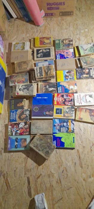 Vând cărți vechi, pentru cei interesați de o cultura generala vastă.