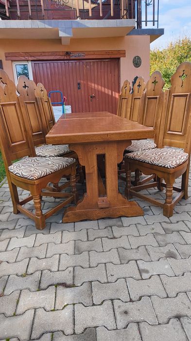 Masā cu scaune din lemn masiv
