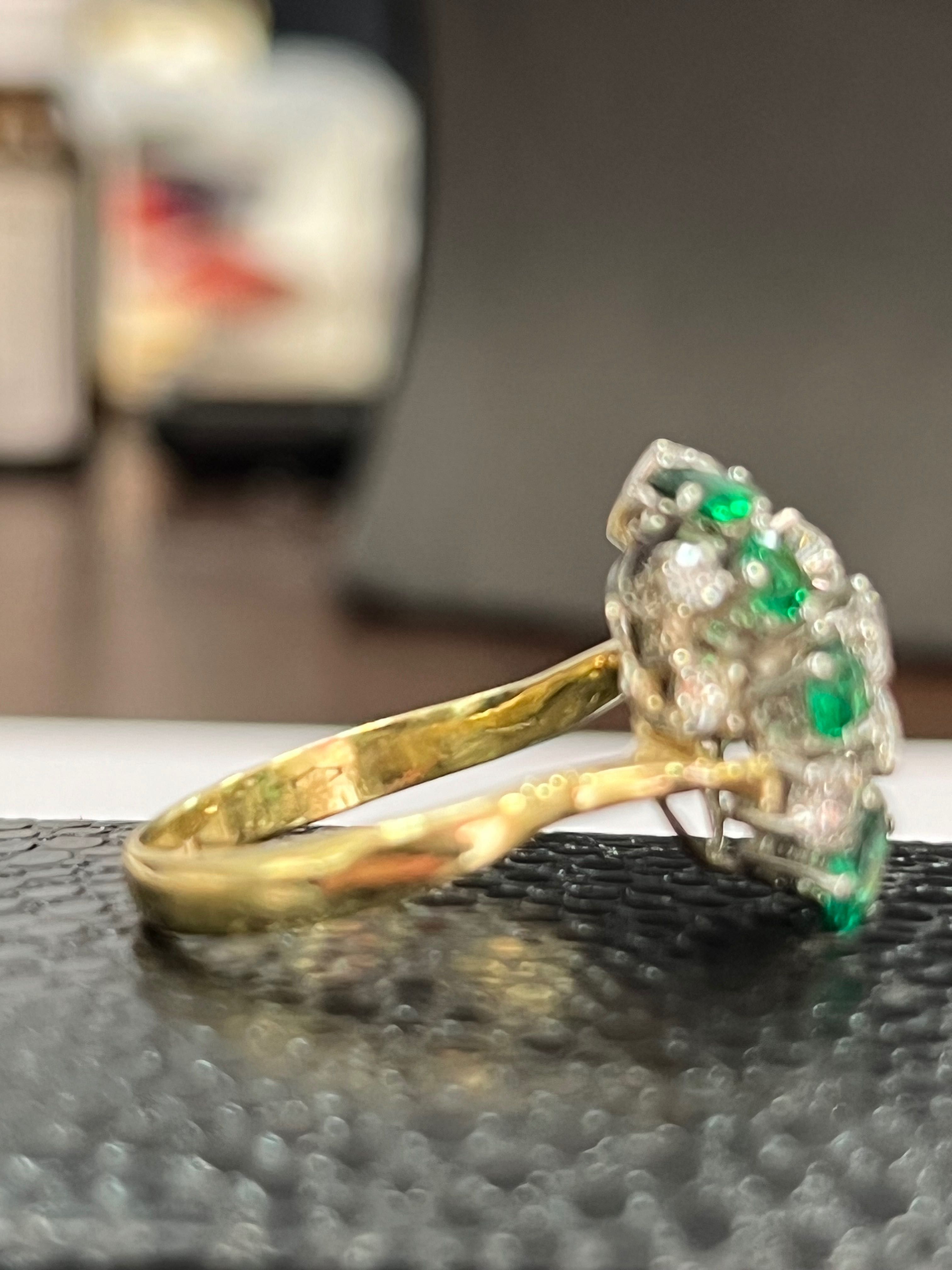 Златен пръстен с брилянти и  изумруди