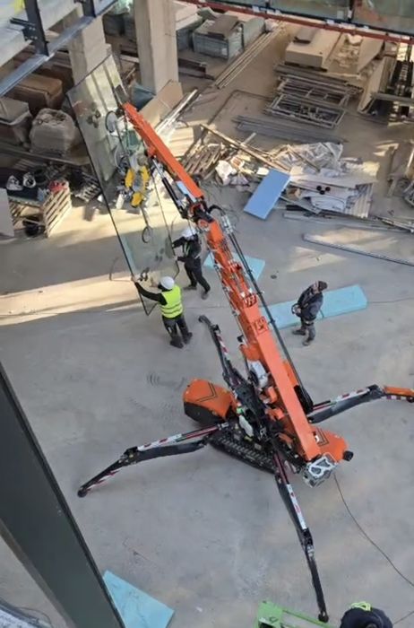 Închiriez mini  macara painjen, Spider,  pentru pereți cortina, gea