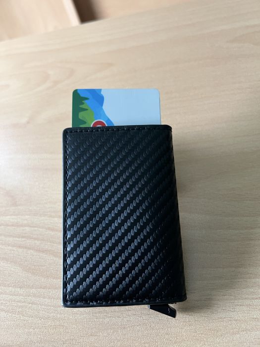 Продавам портофелче