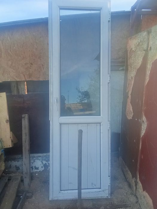 Продам пластиковую дверь