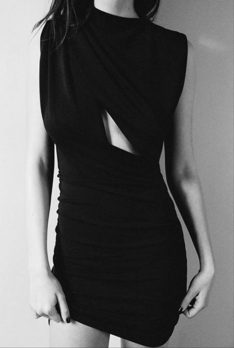 Къса черна рокля Zara с цепка между гърдите – размер S