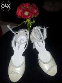 Pantofi albi din piele, sidef, model deosebit cu prindere pe picior Ve