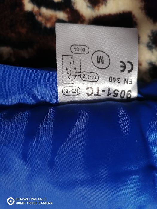 De vânzare salopetă de iarnă 80 lei :/mini mașină de cusut