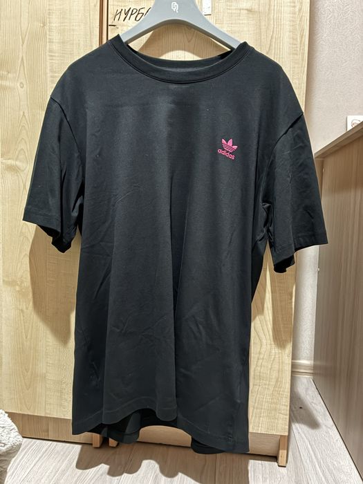 Футболка Adidas.