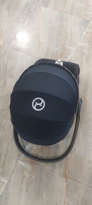 Scoica  cloud z2 cybex! Are doar o zgarietura, arata foarte bine!