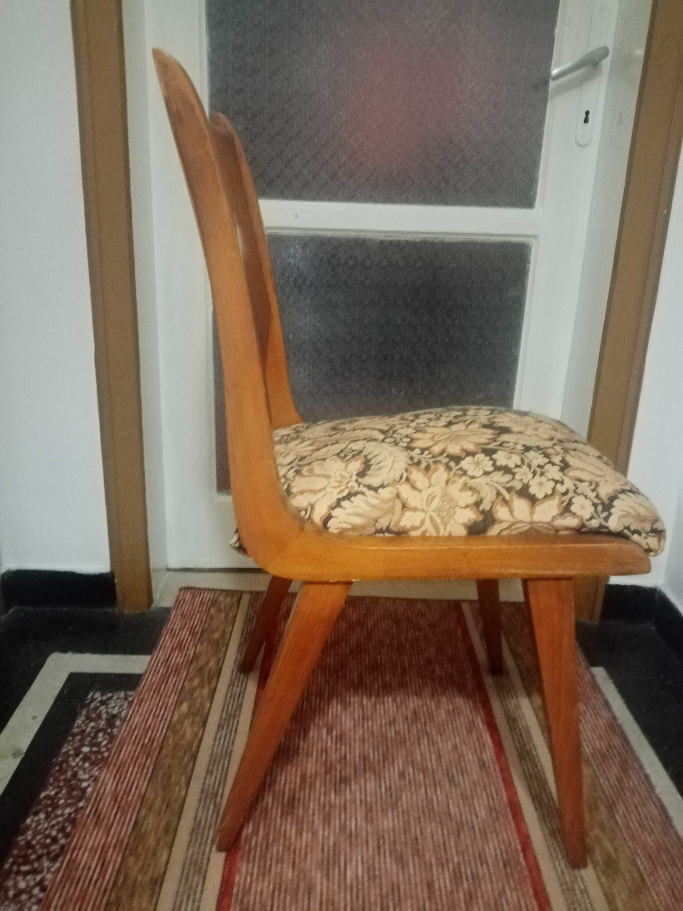Столове 2 броя от масивно дърво, лакирани.