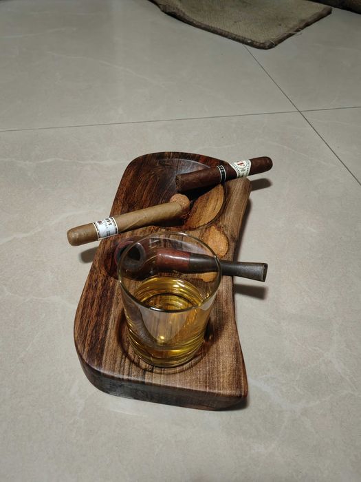 Пепелник за пури и лула с място за чаша.