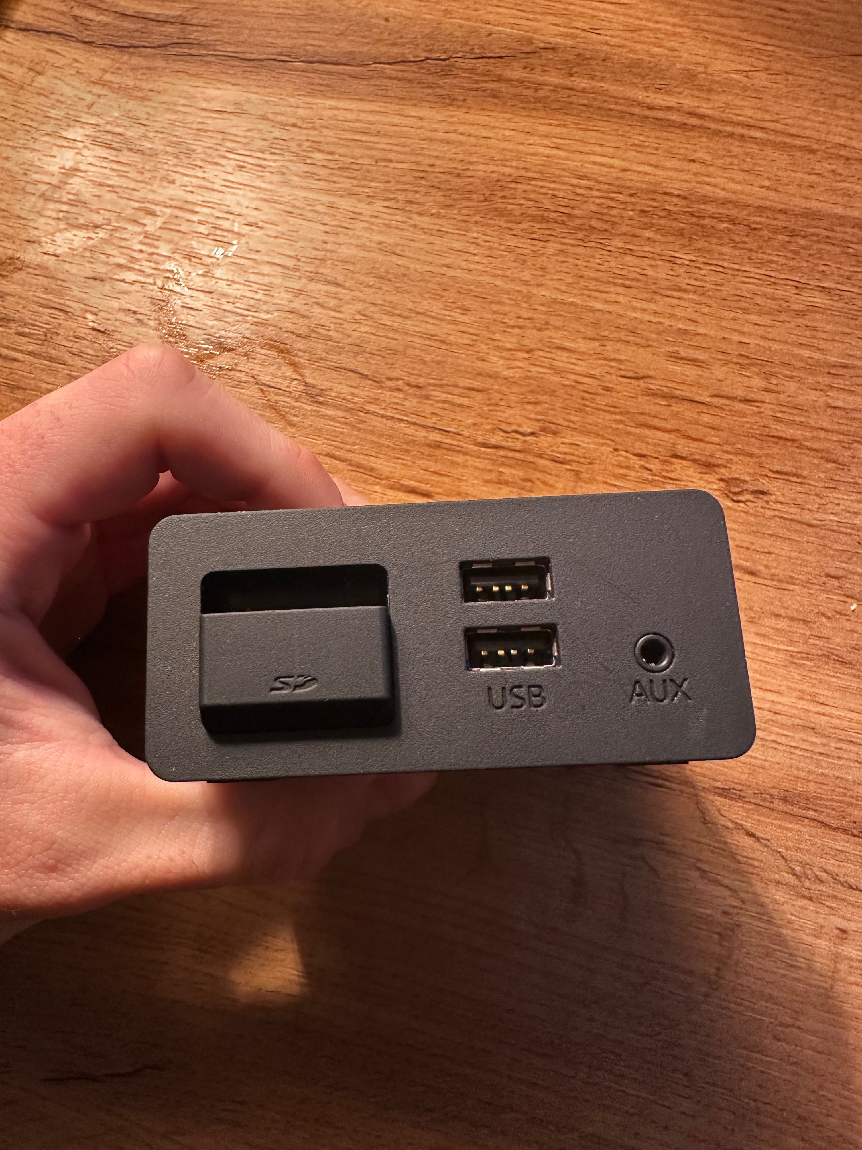 Оригинален USB HUB D09H-669U0, Mazda