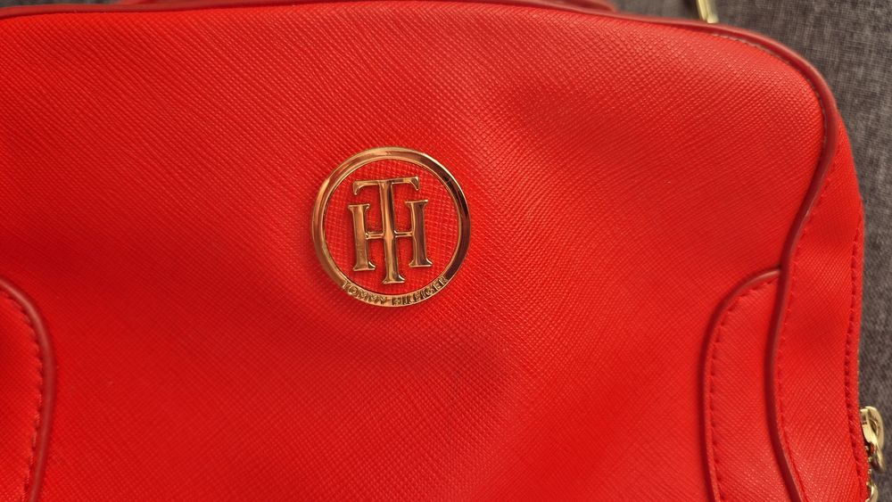 Оригинална чанта Tommy hilfiger в червено