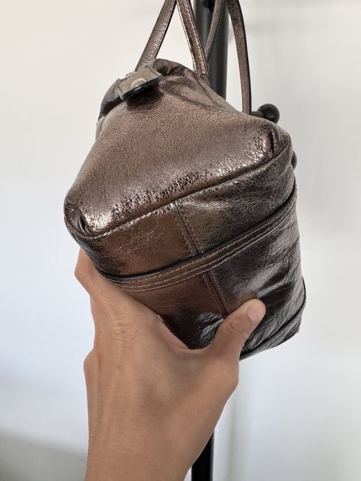 Малка чанта Coach в цвят старо злато