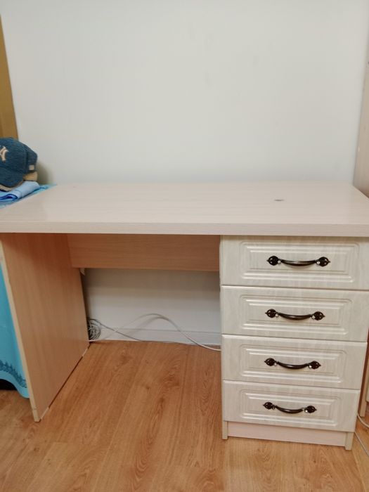 Продам стол 20000 и кресло 20000