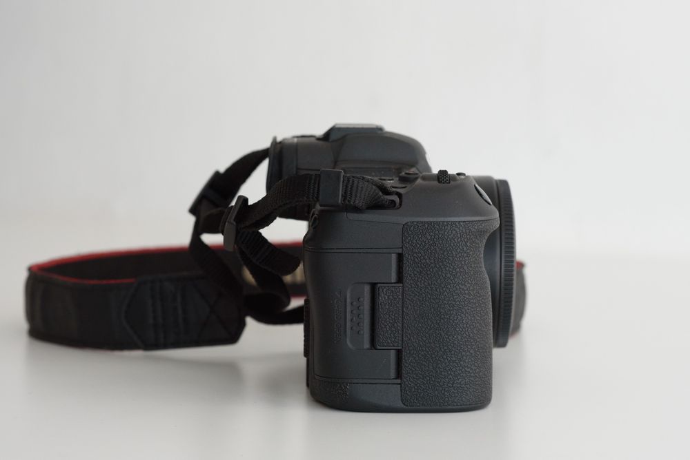 Фотоапарат Canon R5 тяло, само 29 000 кадъра, адаптер Canon EF-EOS R