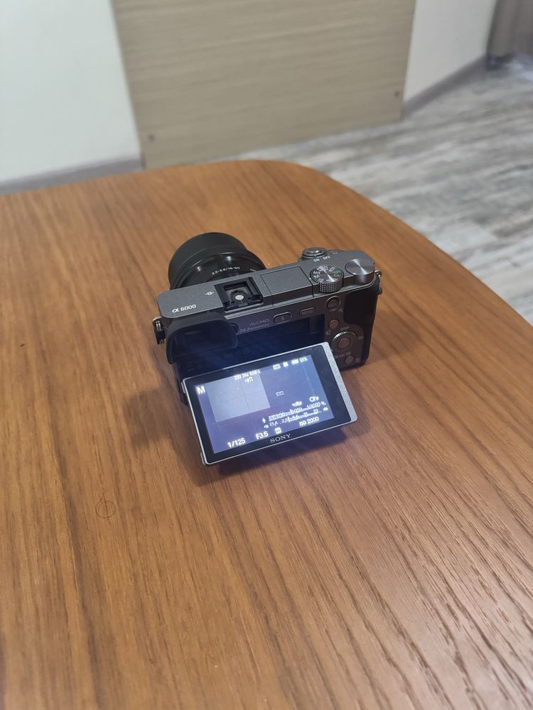 Sony A6000 с обектив 16-50mm OSS