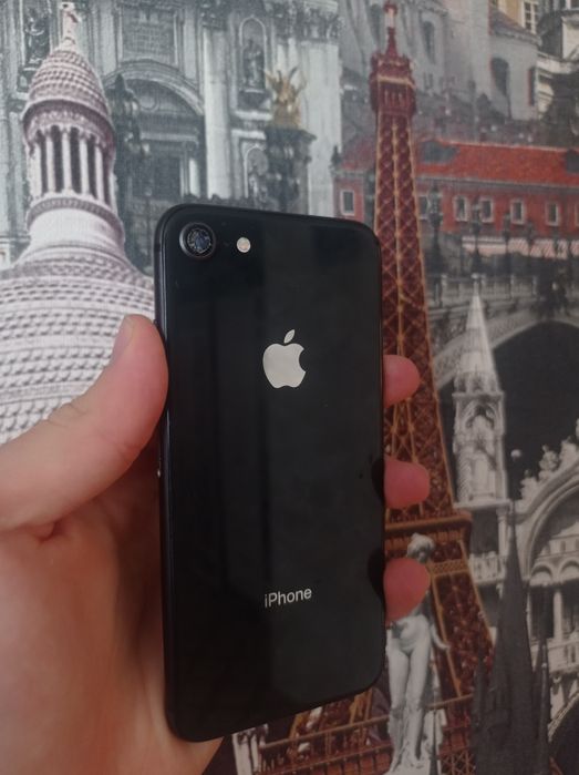 Айфон 8 включается