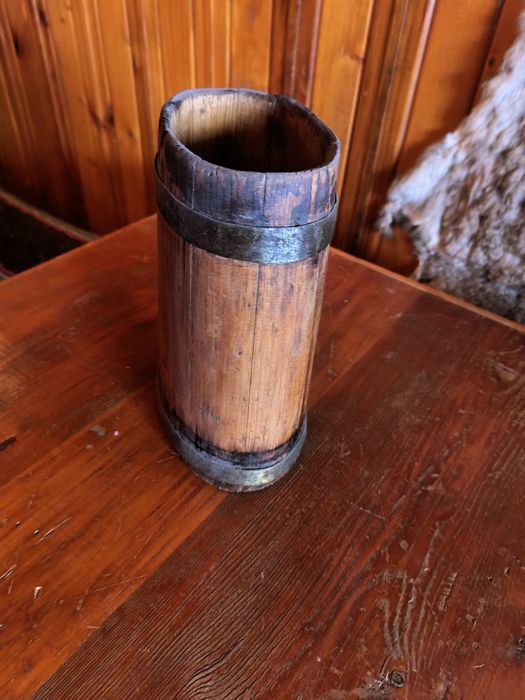 Стар дървен съд за течности