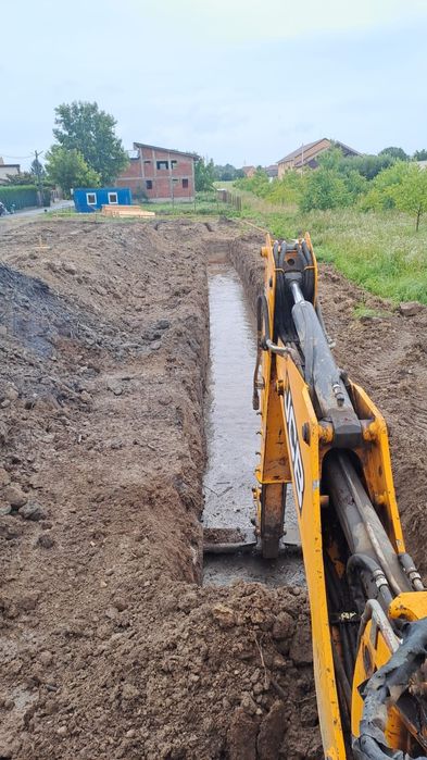 Închiriez Buldoexcavator și Camioane 8x4