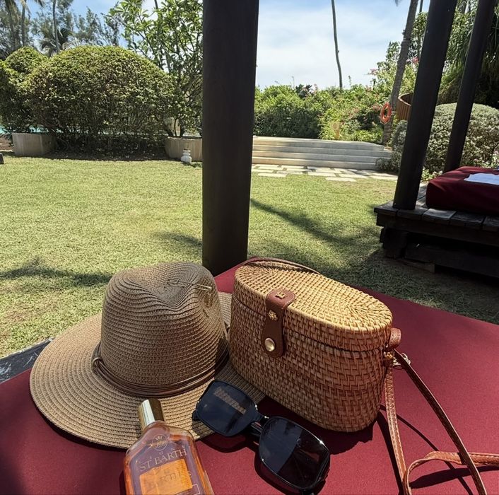 Шляпа и сумка на отдых