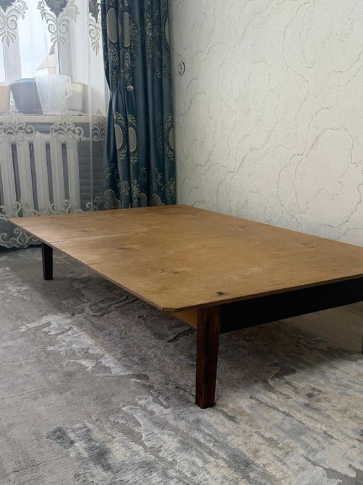 Продам стол в гостиную