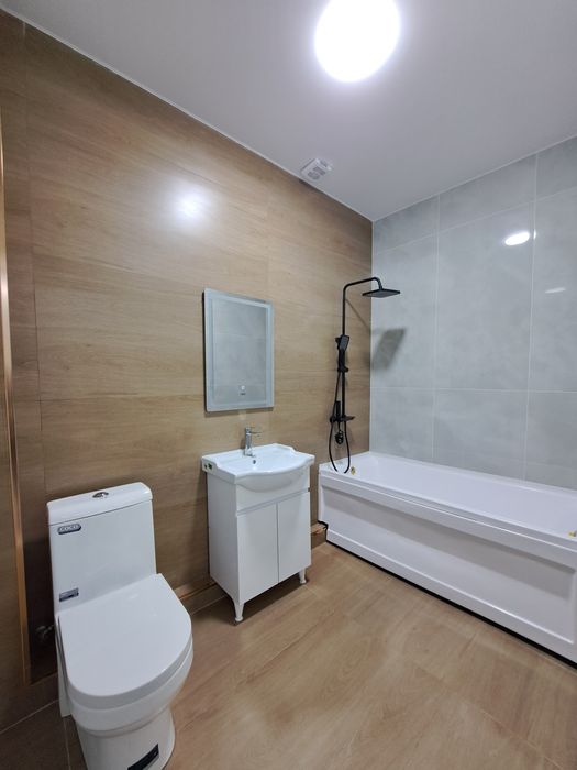 3 xonali kvartira sotiladi + katta hall