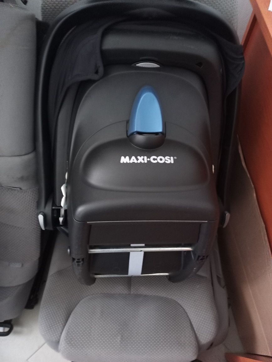 Столче за кола за новородено Maxi Cosi + подарък адаптери за количка