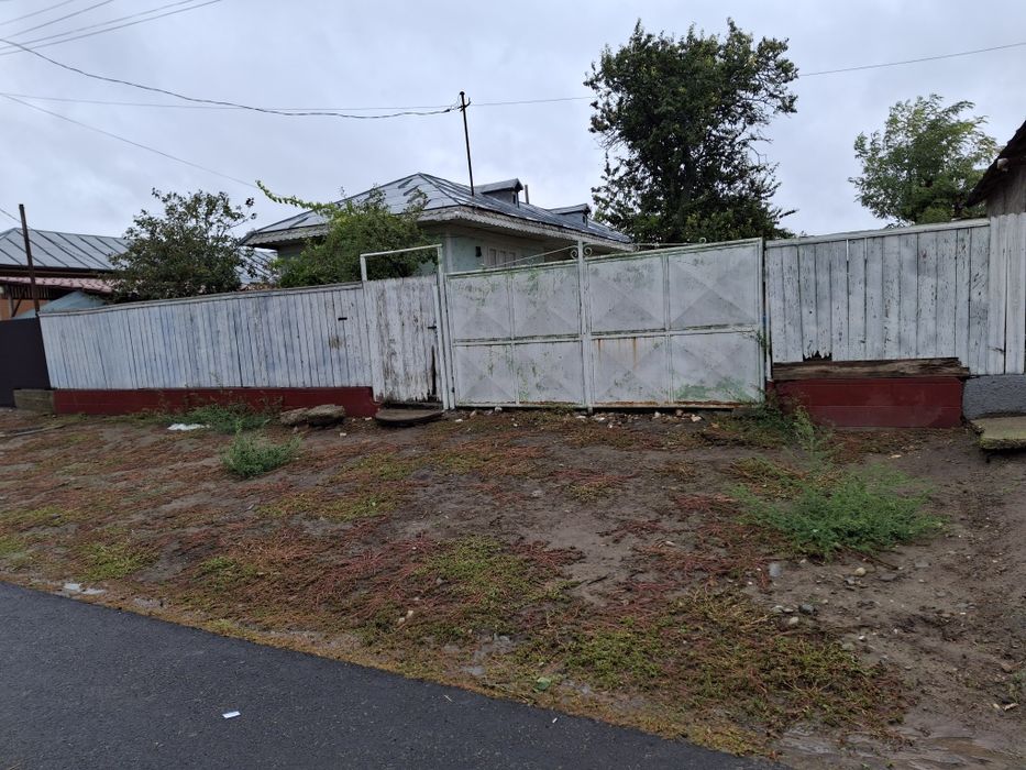 Vând casă bătrânească.