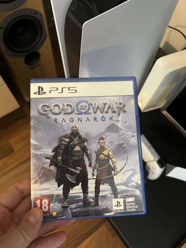Vand playstation 5 cu disc+2 controllere cu stand+god of war
