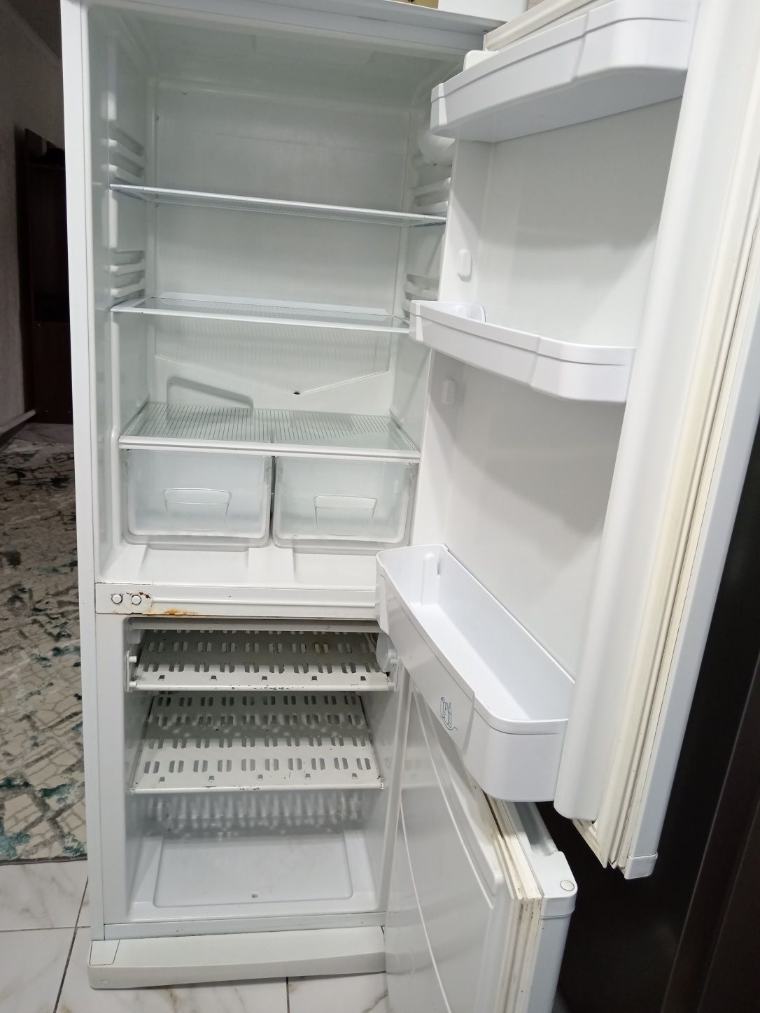 Продам Холодильник indesit