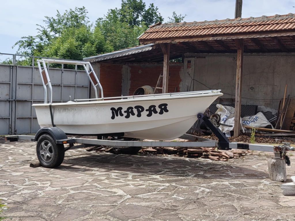 Лодка с колесар с вграден живарник