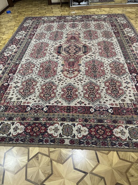 Посуда вазы шторы ковры мебель холодильники стаканы, кровати, конционе