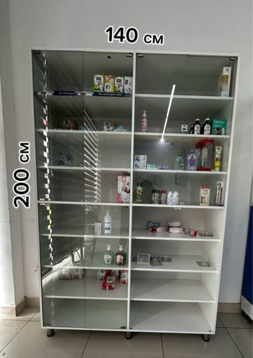 Витрина, шкаф, полки, стол, стул.