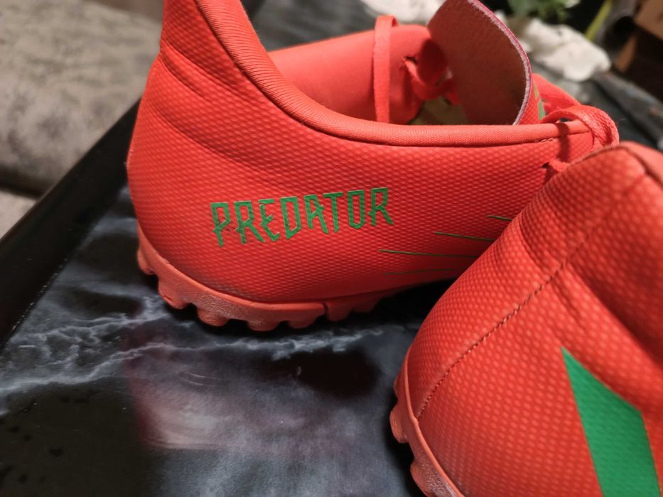 Продавам стоножки за футбол Adidas Predator