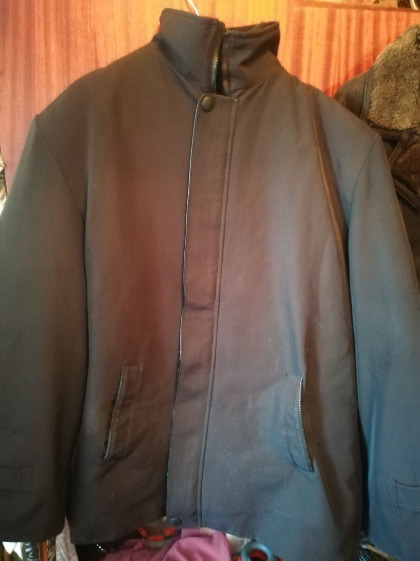 Срочно продам мужскую зимнююю куртку с подкладом. 50 - 52 размера.