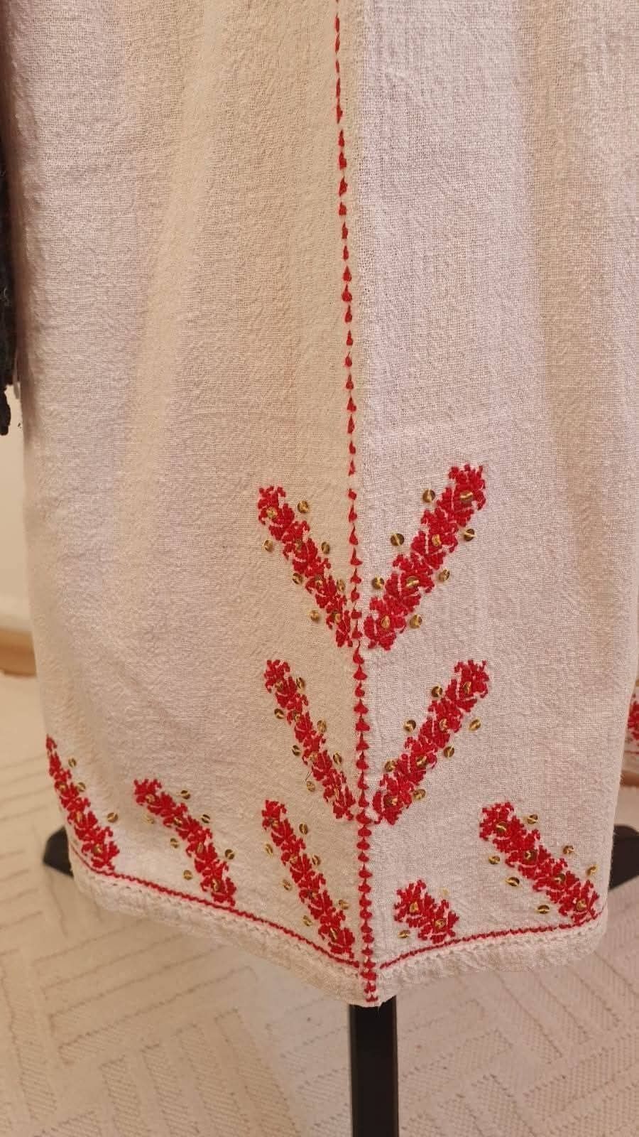 Costum popular (camasa/ie cu poale, catrinte/sorturi/fote/zadii)