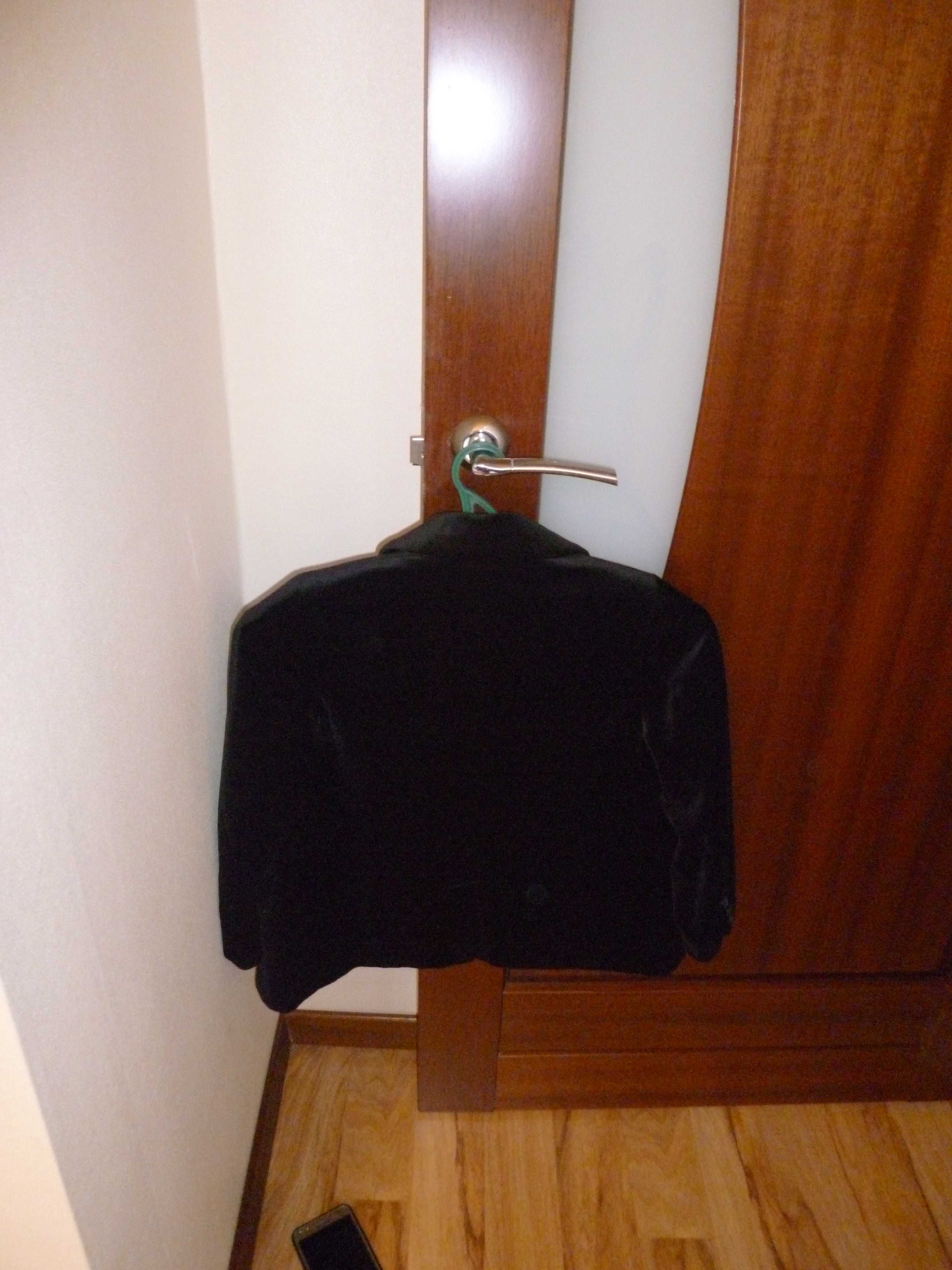 Продам черный велюровый пиджак детский (4-6 лет)