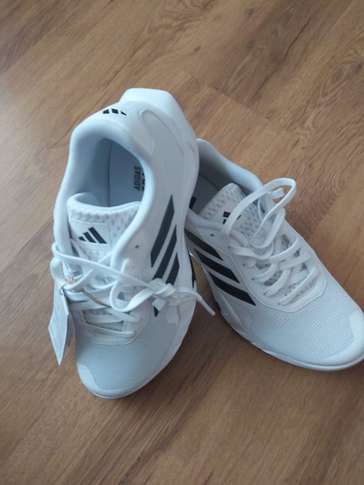 Здравейте продавам чисто нови маратонки адидас