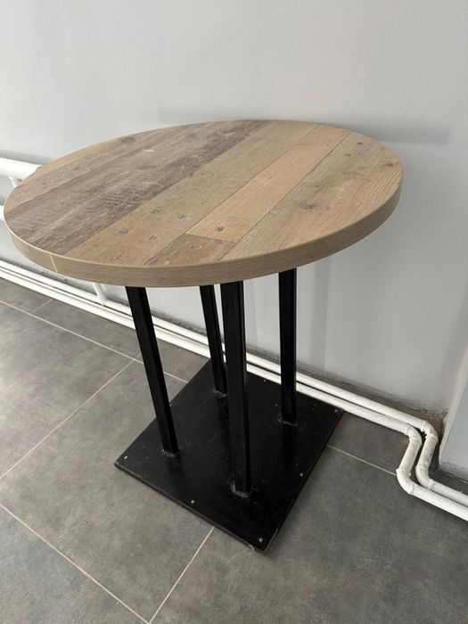 Продаю стол с круглой столешницей