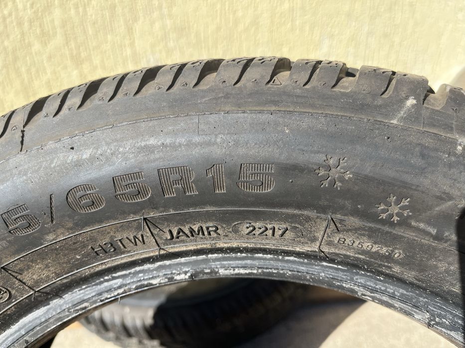 2 бр. зимни гуми 175/65/15 Dunlop 6,5 mm DOT 2217