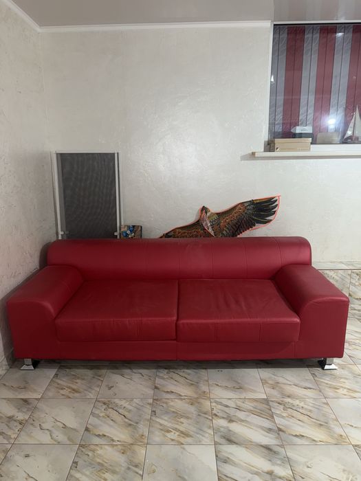 Красный диван в хорошем состоянии